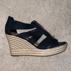 Comfortable zip wedges